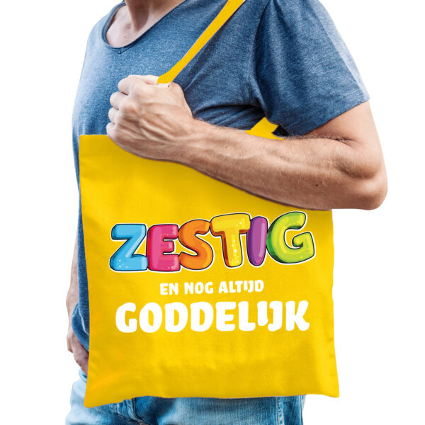 Bellatio Decorations Cadeau tas 60 jaar - zestig en goddelijk - heren - geel - katoen - 42 x 38 cm