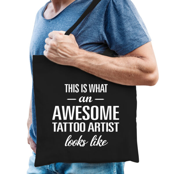 Awesome tattoo artist / geweldige tattoo artiest cadeau tas zwart voor dames en heren
