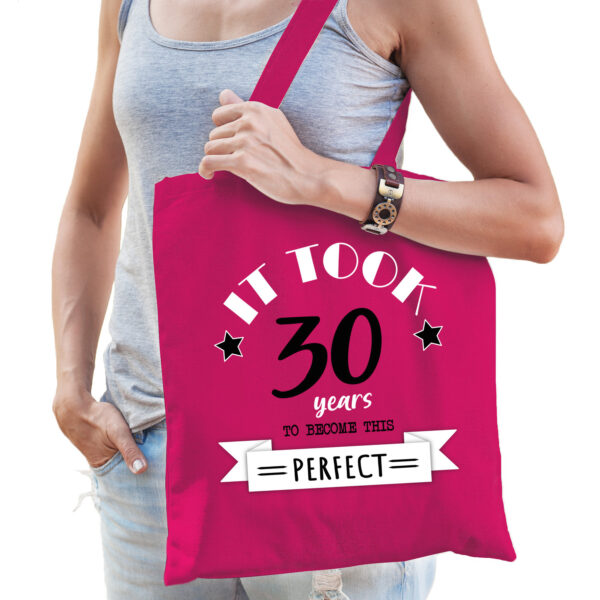 Bellatio Decorations cadeau tas dames - 30 en perfect - fuchsia roze - katoen - 42 x 38 cm - dertig