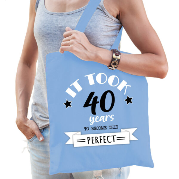 Bellatio Decorations cadeau tas dames - 40 en perfect - lichtblauw - katoen - 42 x 38 cm - veertig