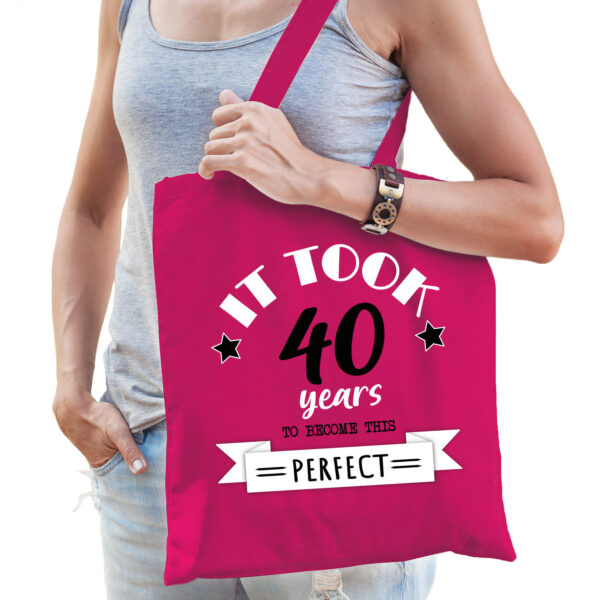 Bellatio Decorations cadeau tas dames - 40 en perfect - fuchsia roze - katoen - 42 x 38 cm - veertig