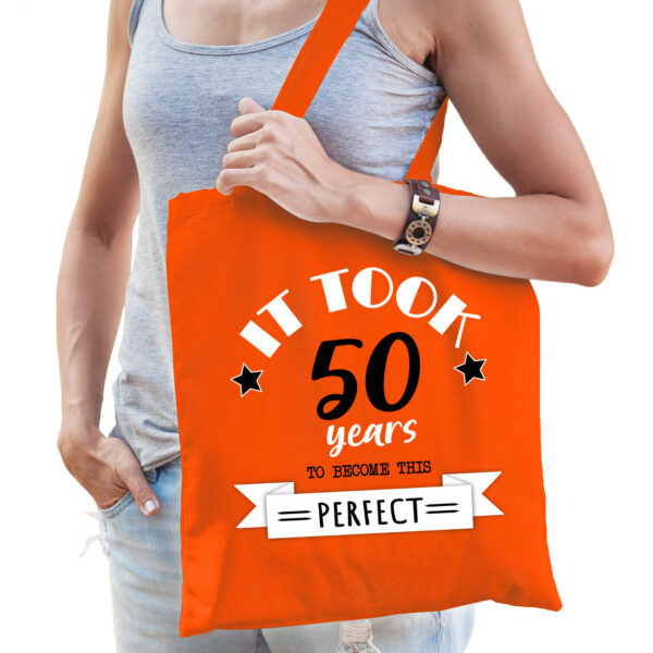 Cadeau tas voor dames - 50 en perfect - oranje - katoen - 42 x 38 cm - vijftig/Sarah - shopper