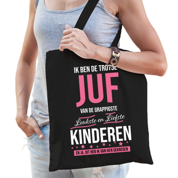 Trotse juf cadeau tasje - zwart - voor dames - wit en roze letters - kado - bedankjes - voor lerares