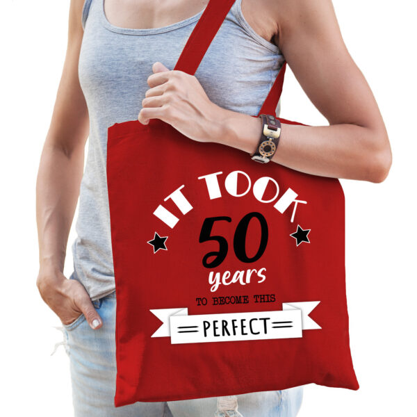 Bellatio Decorations cadeau tas dames - 50 en perfect - rood - katoen - 42 x 38 cm - vijftig/Sarah