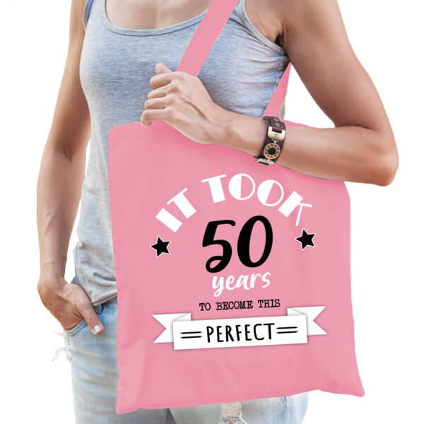 Bellatio Decorations cadeau tas dames - 50 en perfect - roze - katoen - 42 x 38 cm - vijftig/Sarah