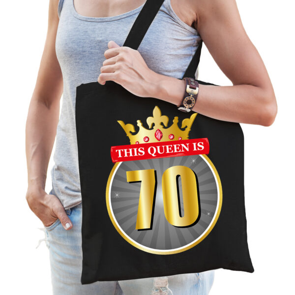 This Queen is 70 - verjaardag kado tas zwart voor dames