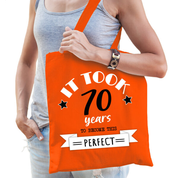 Bellatio Decorations cadeau tas dames - 70 en perfect - oranje - katoen - 42 x 38 cm - zeventig