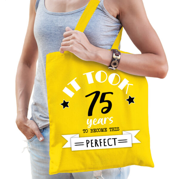 Cadeau tas voor dames - 75 en perfect - geel - katoen - 42 x 38 cm - vijfenzeventig - shopper