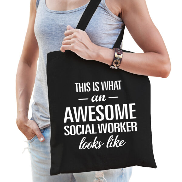 Zwart cadeau tas awesome social worker / geweldige maatschapelijk werker voor dames en heren
