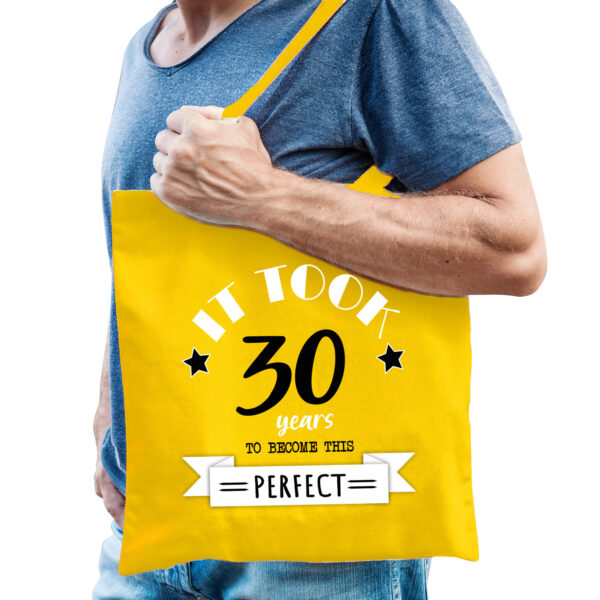 Bellatio Decorations cadeau tas heren - 30 en perfect - geel - katoen - 42 x 38 cm - dertig