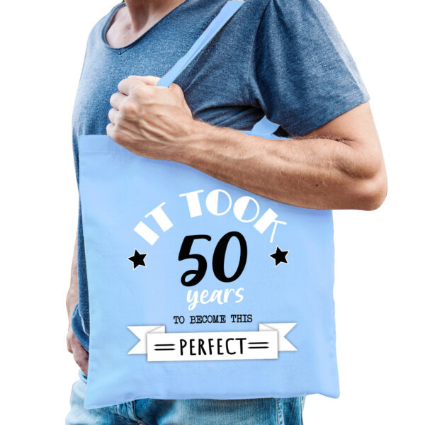 Cadeau tas voor heren - 50 en perfect - lichtblauw - katoen - 42 x 38 cm - vijftig/Abraham - shopper