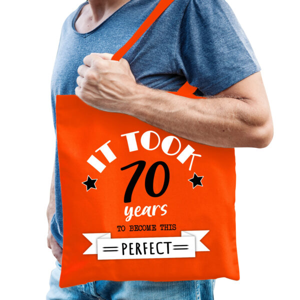 Bellatio Decorations cadeau tas heren - 70 en perfect - oranje - katoen - 42 x 38 cm - zeventig
