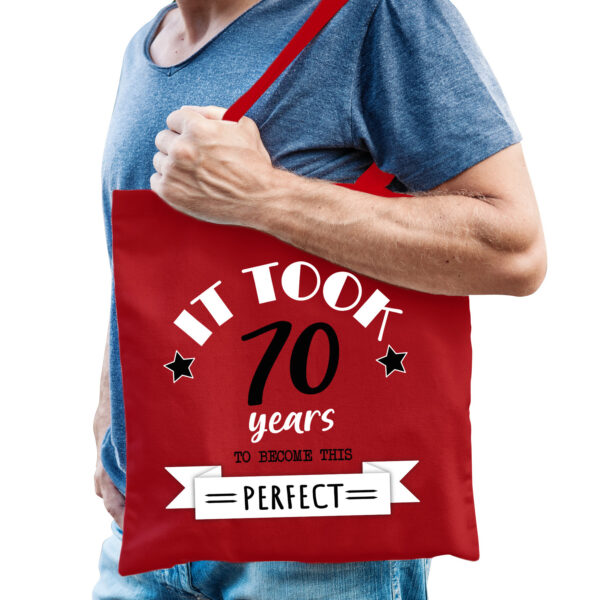 Bellatio Decorations cadeau tas heren - 70 en perfect - rood - katoen - 42 x 38 cm - zeventig
