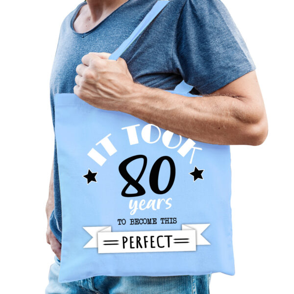 Bellatio Decorations cadeau tas heren - 80 en perfect - lichtblauw - katoen - 42 x 38 cm - tachtig