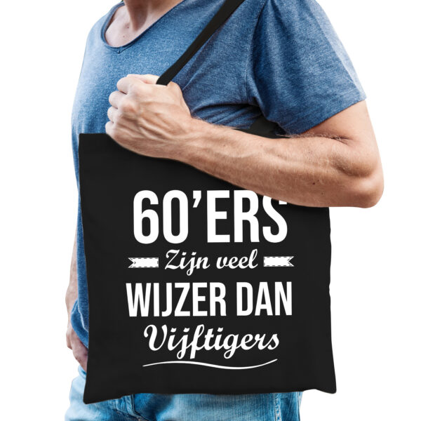 60ers zijn wijzer dan vijftigers - cadeau tas - 60 jaar verjaardag