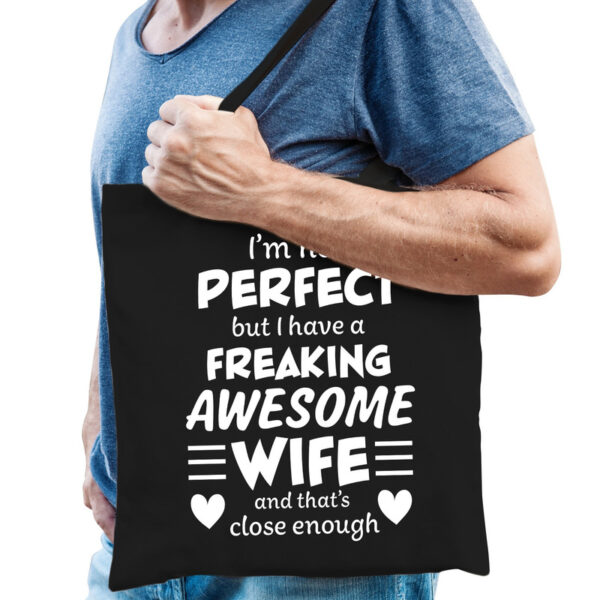 Freaking awesome wife / vrouw cadeau tas zwart voor heren