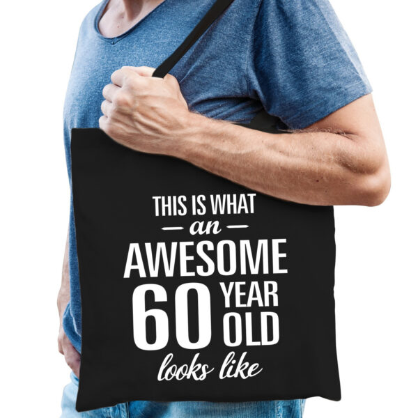 Awesome 60 year / 60 jaar cadeau tas zwart voor heren