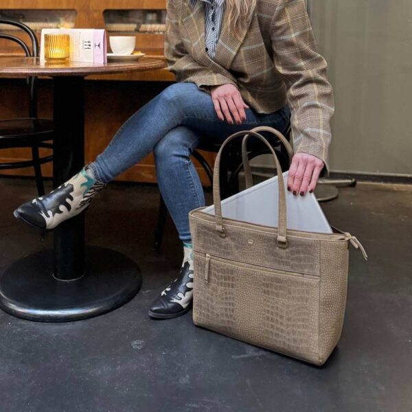 Leren laptoptas dames 15.6 inch - taupe crocoprint - MŌSZ Viona