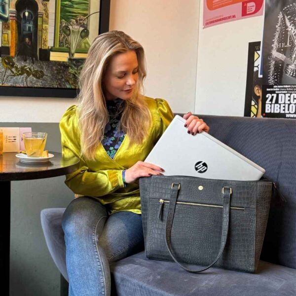 Leren laptoptas dames 15.6 inch - zwarte crocoprint - MŌSZ Viona